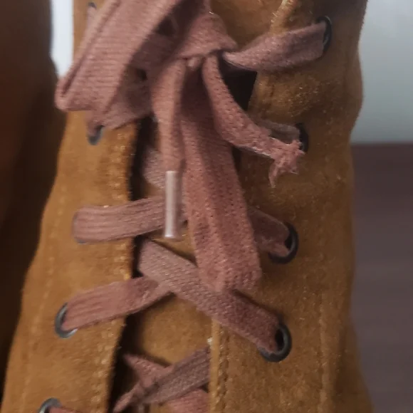 Tod's Men's Tan Suede Chukka Boots with Vibram Soles Size 10